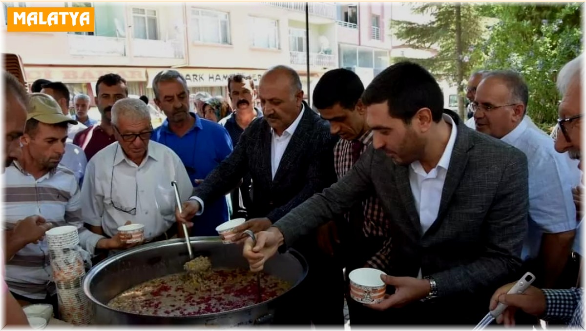 Doğanşehir'de vatandaşlara aşure ikram edildi