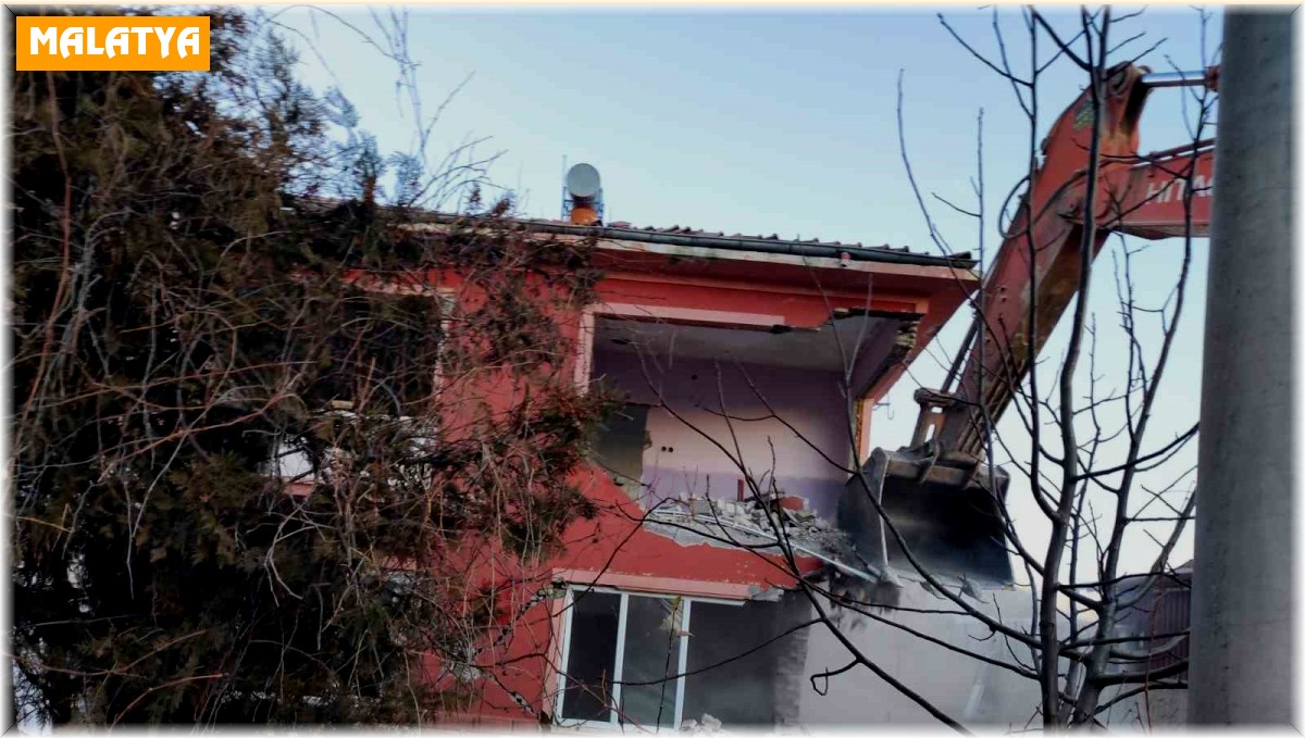 Doğanşehir'de yıkımlar sürüyor