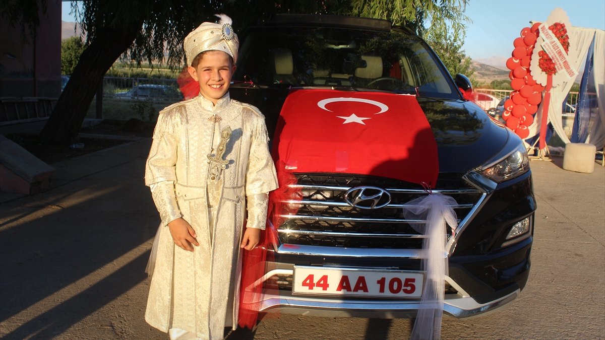 Doğanşehir Kaymakamı, makam aracını sünnet olan şehit oğluna tahsis etti