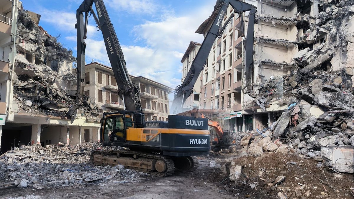 Doğanşehir’de ağır hasarlı binaların yıkım ve enkaz kaldırma çalışmaları devam ediyor