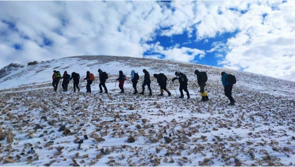 Doğaseverler 3 bin 395 rakımlı Vivara Dağı'nda zirve yaptı