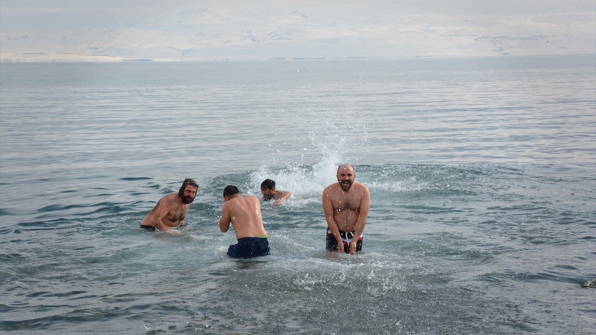 Doğaseverler dondurucu soğukta Van Gölü'nde yüzdü