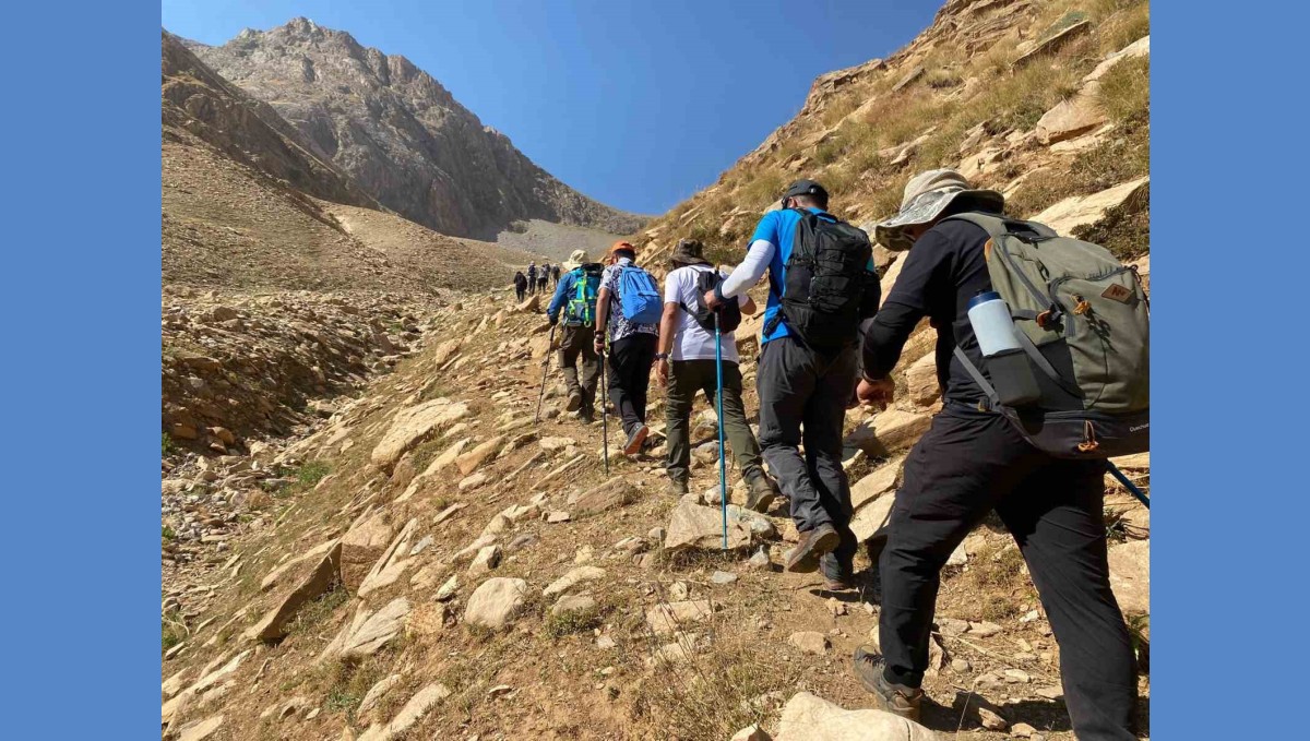 Doğaseverler, Gevaş-Bahçesaray arasında 20 kilometrelik tarihi kervan yolunda yürüdü