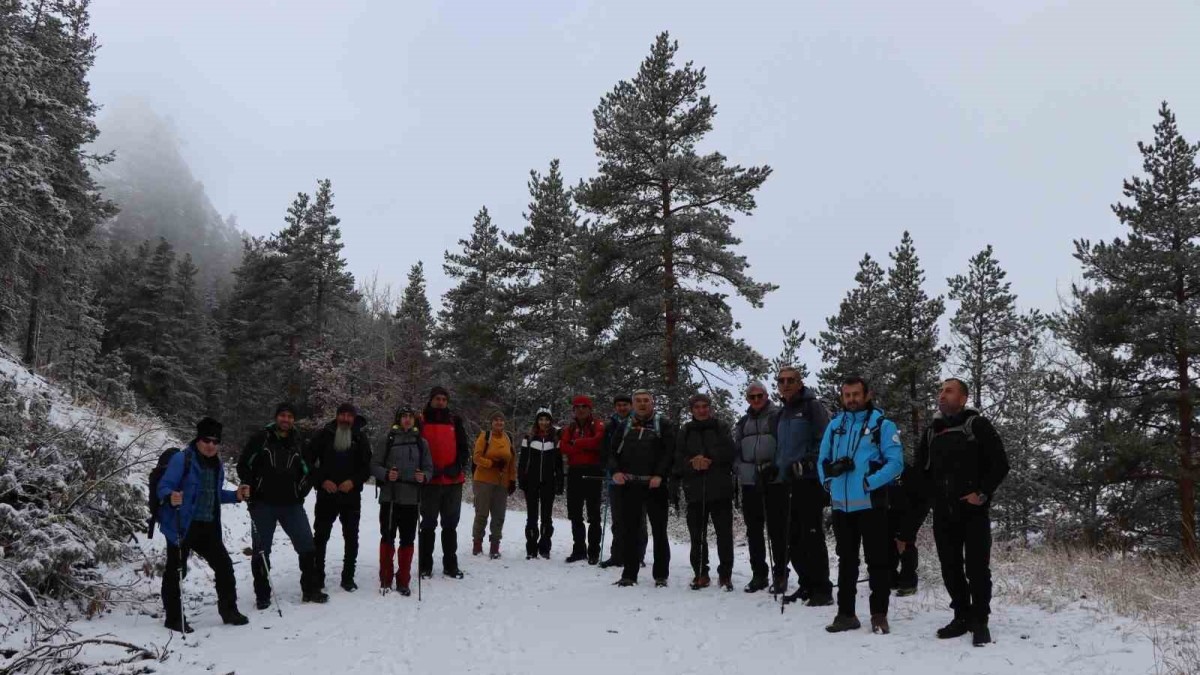 Doğaseverler kar ve sis altında yürüdü