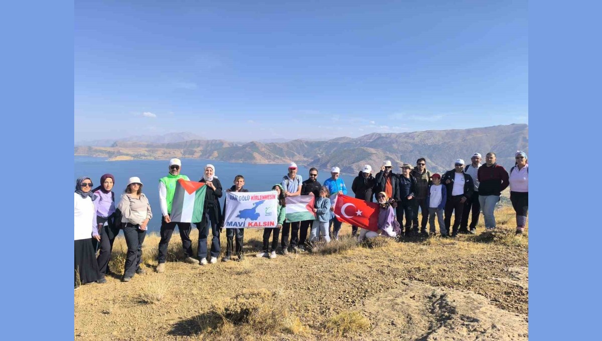 Doğaseverler Van Gölü için 8 kilometre yürüdü