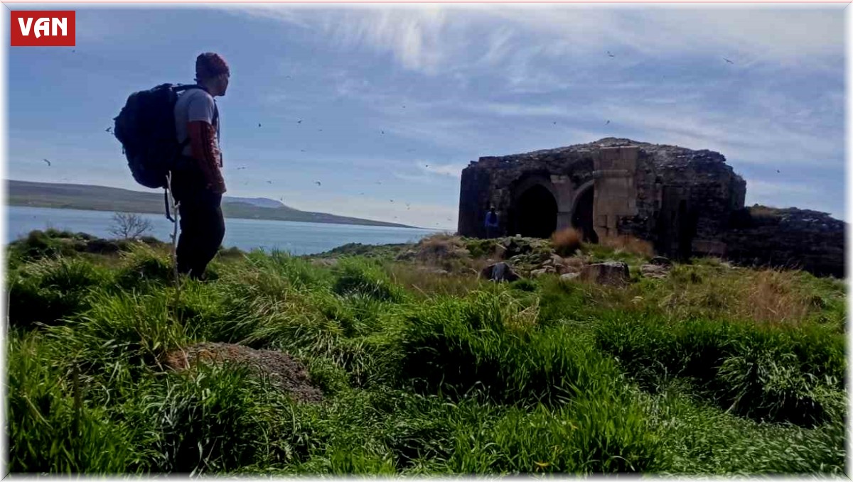 Doğaseverler Van Gölü'nün en büyük adasını gezdi