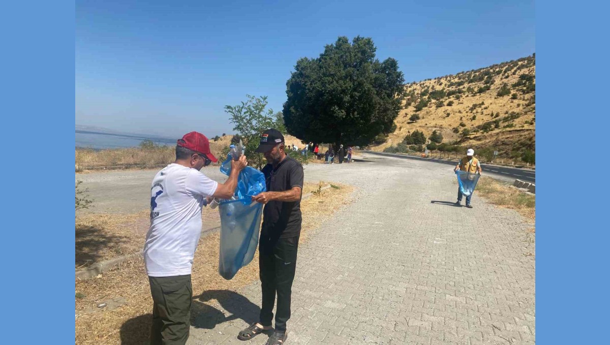 Doğaseverler Van Gölü sahilinde çöp topladı