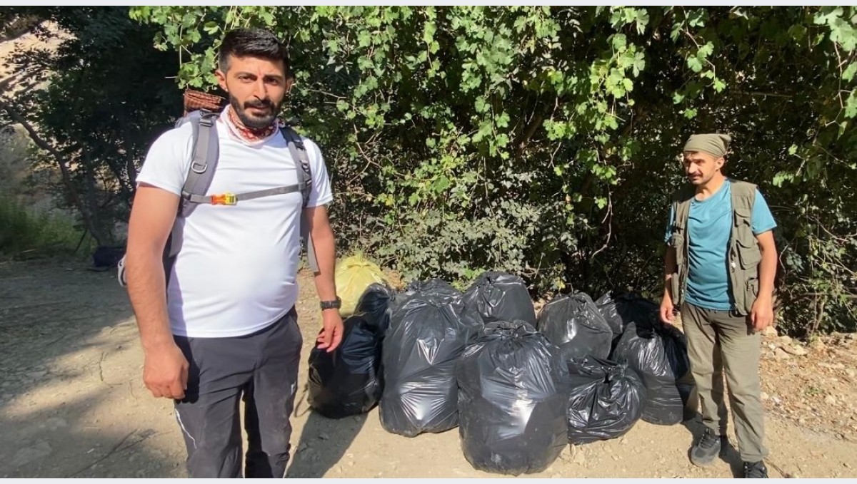 Doğaseverlerden piknikçilere tepki: Kaval Şelalesi'nde 13 torba çöp toplandı