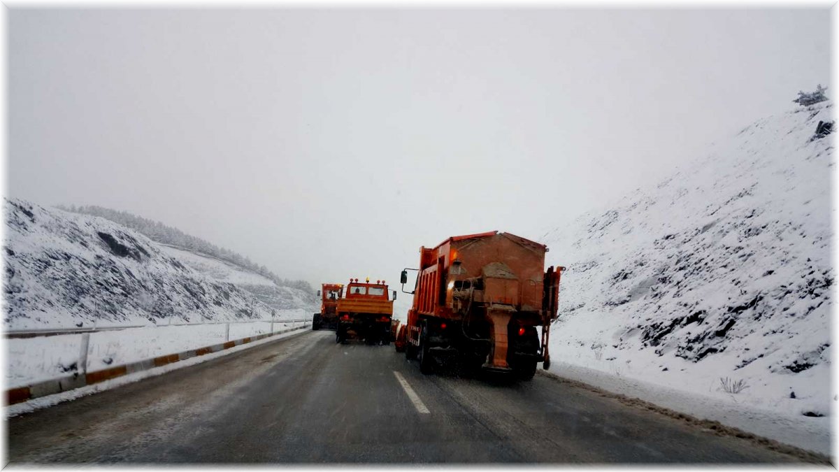 Doğu Anadolu'da yüksek kesimlere yağan karla hava sıcaklığı düştü