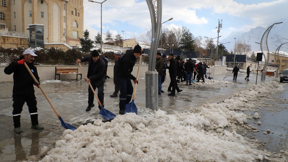 Doğu Anadolu'daki 3 ilde 276 yerleşim yerine ulaşım sağlanamıyor