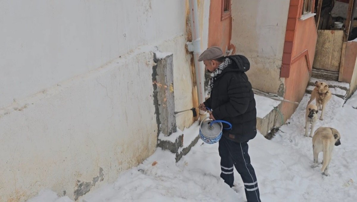 Doğu buz kesti: Donan su şebekeleri pürmüzle ısıtılmaya çalışıldı