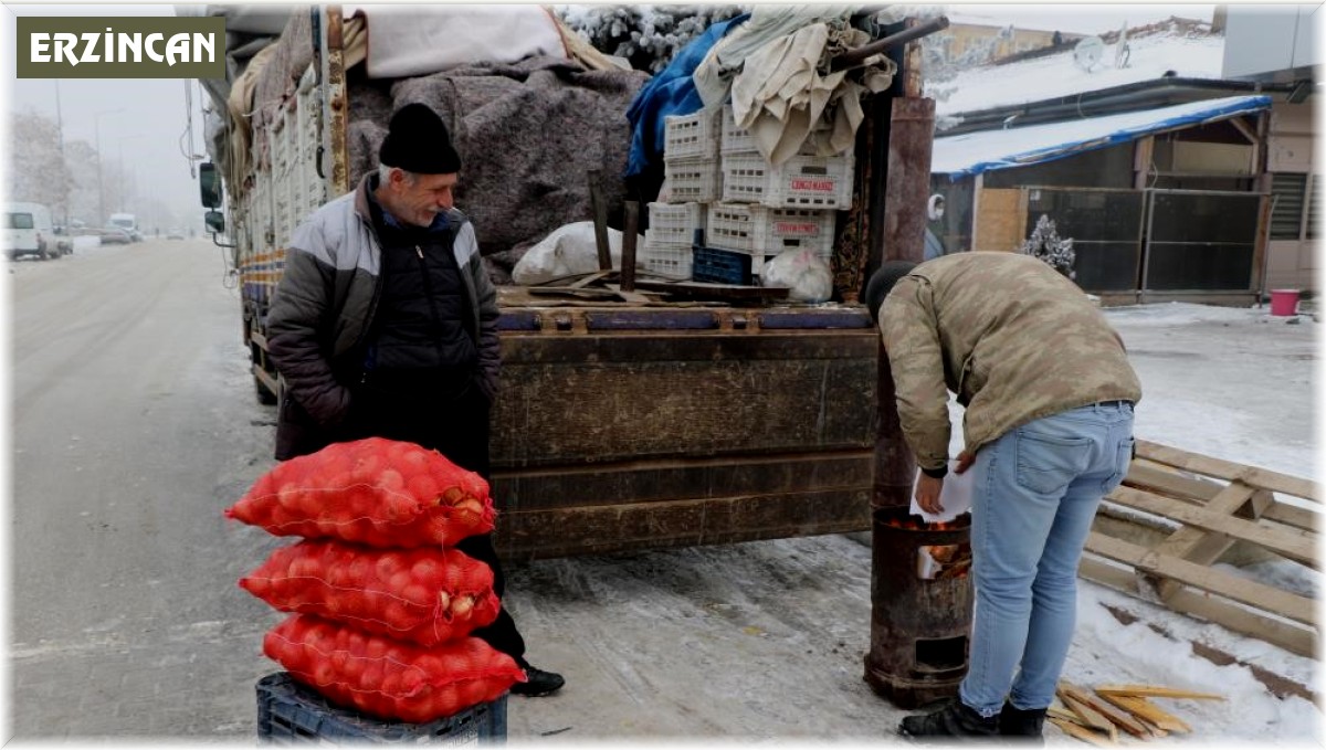 Doğu buz kesti, pazarcılar soğuktan korunmak için soba kurdu