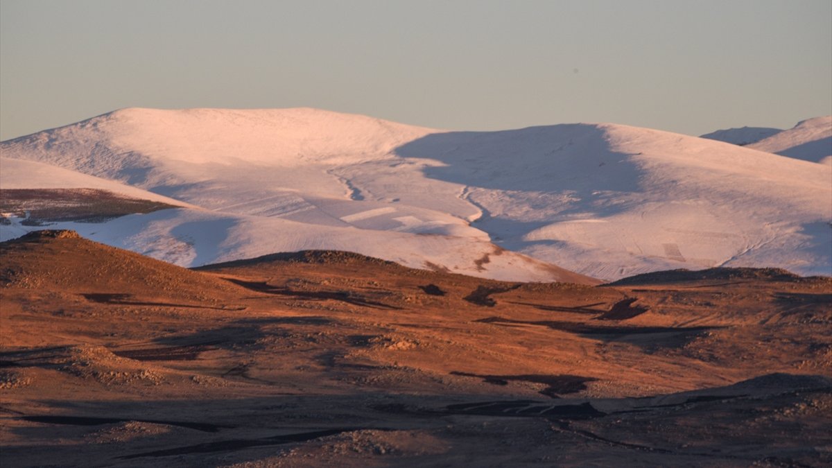 Doğu'da hava sıcaklığı düşünce dereler dondu, camlar kırağıyla kaplandı