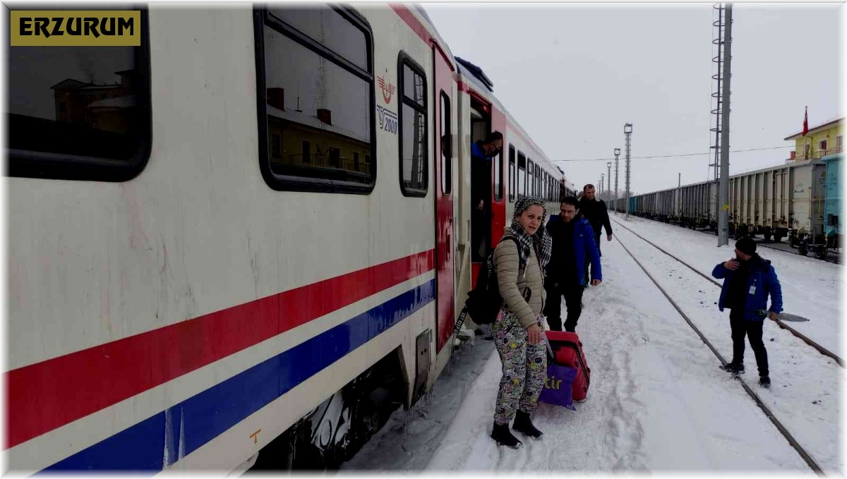 Doğu Ekspresi çığ düşmesi sonucu yolda kaldı