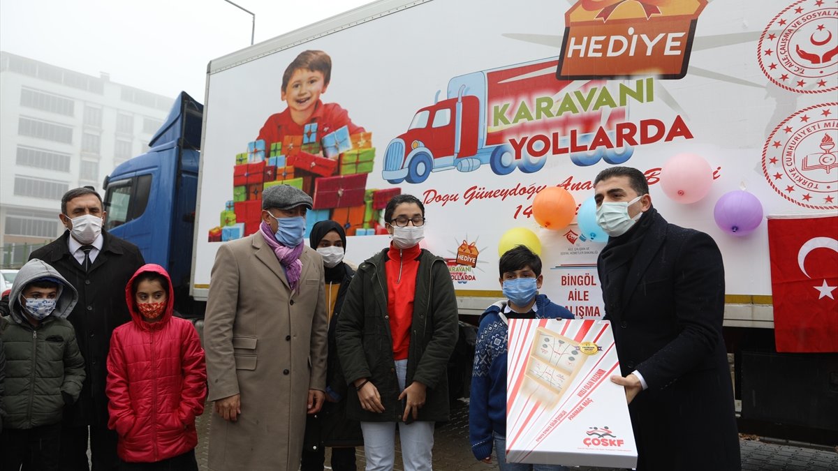 Doğu ve Güneydoğu'daki çocuklar için hazırlanan "Hediye Karavanı" Bingöl'de