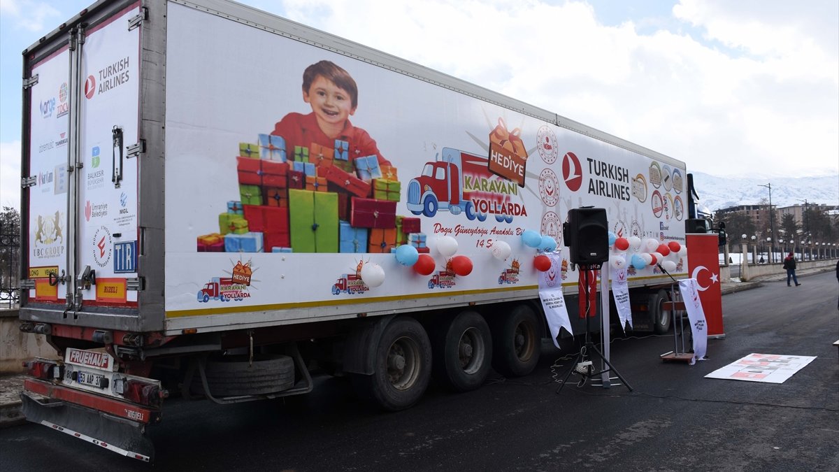 Doğu ve Güneydoğu'daki çocuklar için hazırlanan "Hediye Karavanı" Muş'ta