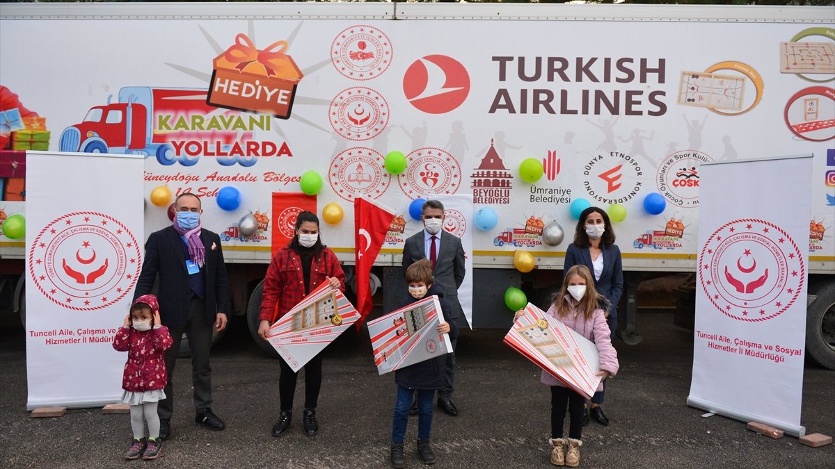 Doğu ve Güneydoğu'daki çocuklar için hazırlanan "hediye taravanı" Tunceli'de