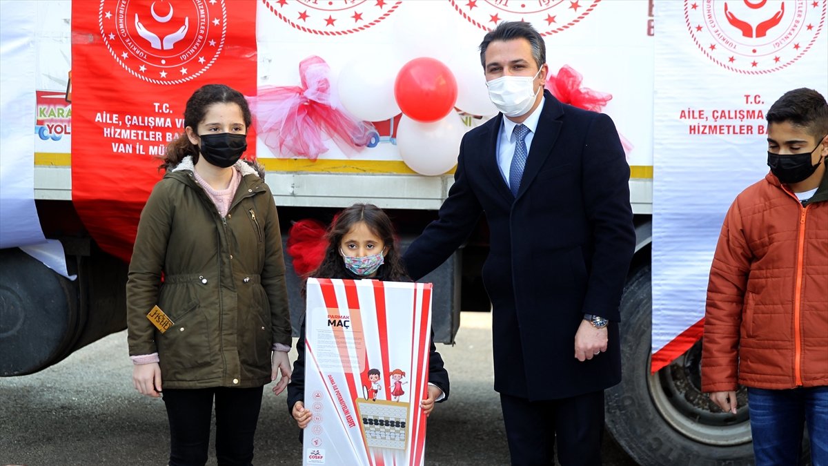 Doğu ve Güneydoğu'daki çocukların yüzü "Hediye Karavanı" ile gülüyor