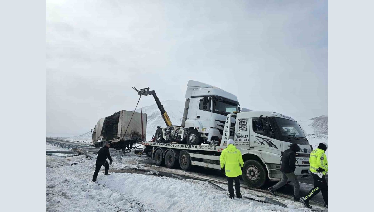 Doğubayazıt-Iğdır kara yolunda cam yüklü tır kaza yaptı