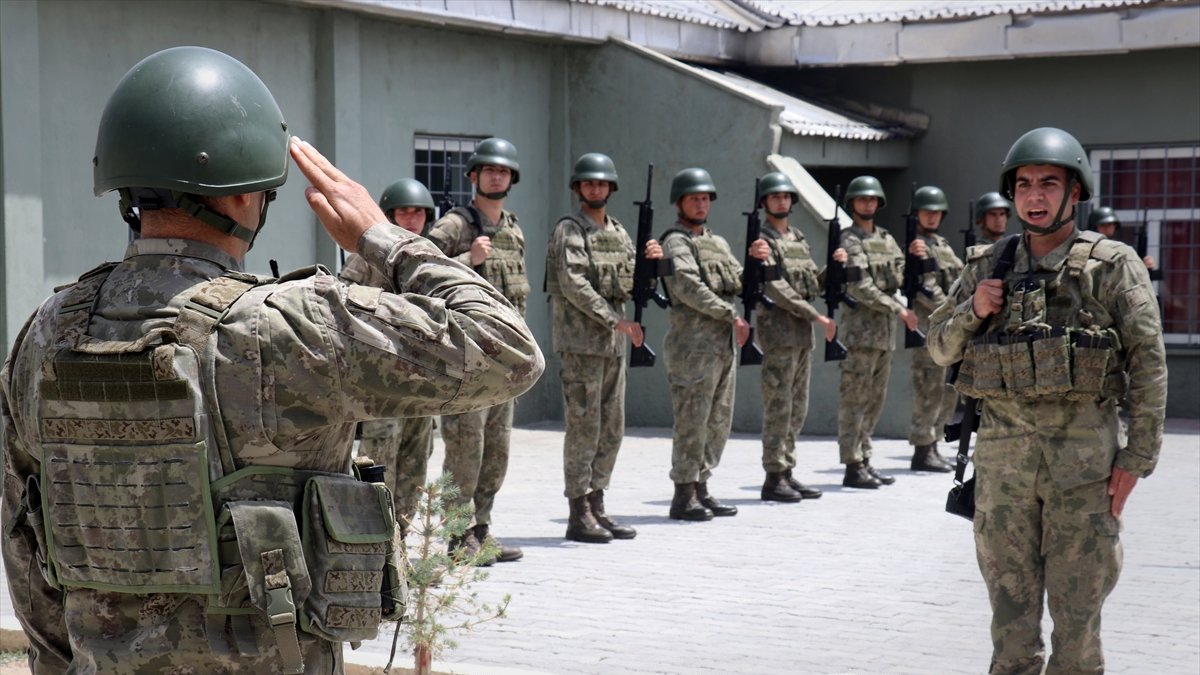 Doğubayazıt'ın sıfır noktasında nöbet tutan Mehmetçik'ten mesaj