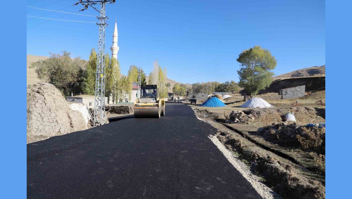 Doğubayazıt'ta 5,3 Kilometrelik Köy Yolu Sıcak Asfaltla Kaplandı