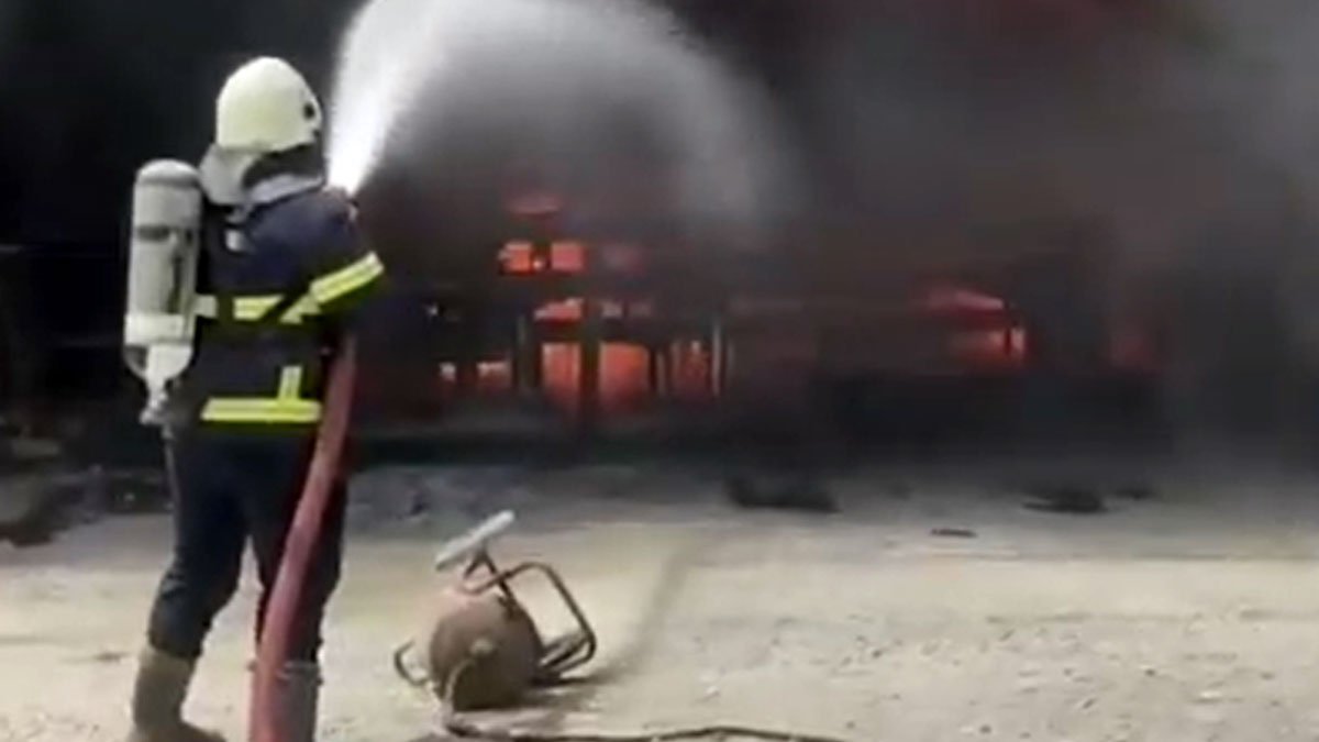 Doğubayazıt'ta Asfalt Tesisi Alev Aldı, İtfaiye Kısa Sürede Müdahale Etti