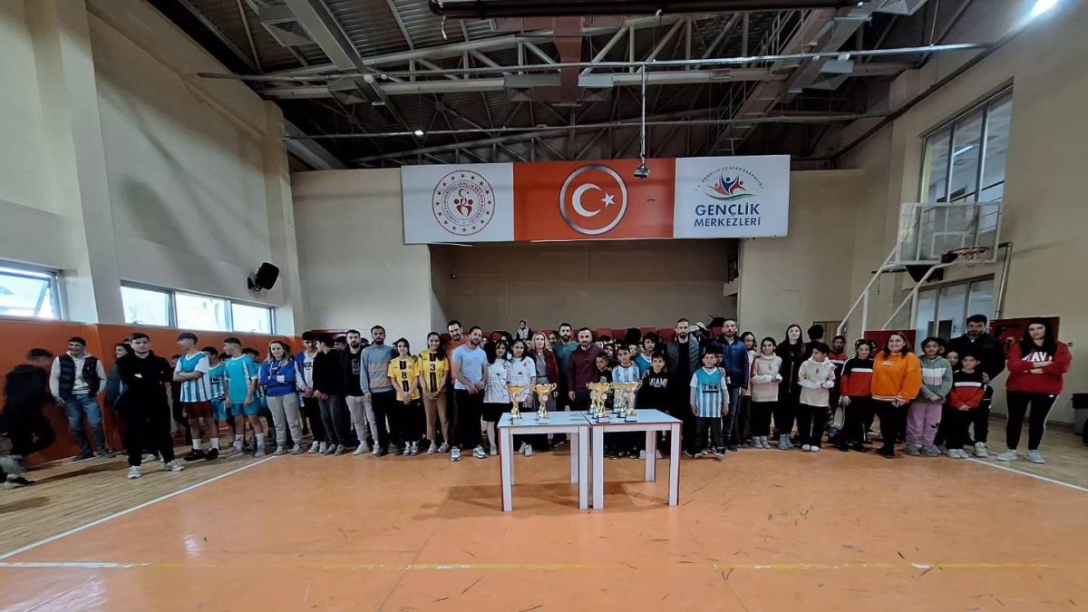 Doğubayazıt'ta Genç Voleybolcuların Büyük Mücadelesi: İlçe Birinciliği Sonuçlandı