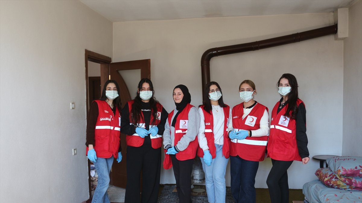 Doğubayazıt'ta Kızılay gönüllüleri yaşlı kadının evini temizleyerek bayrama hazırladı