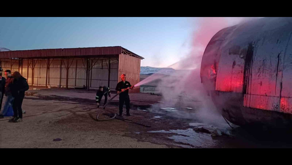 Doğubayazıt'ta petrol istasyonu deposunda yangın paniği