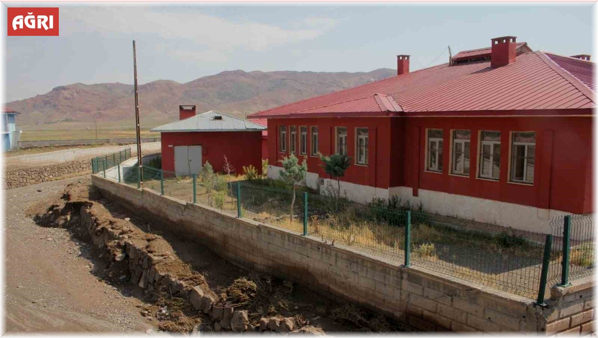 Doğubayazıt'ta sel felaketinin ardından eğitim kurumları incelendi