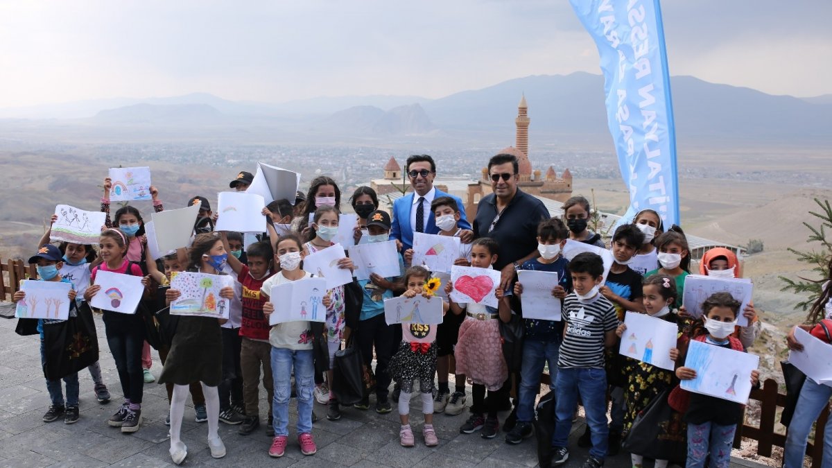 Doğubayazıtlı çocuklar, İshak Paşa Sarayı’ndaki sergide sanat atölyesiyle buluştu