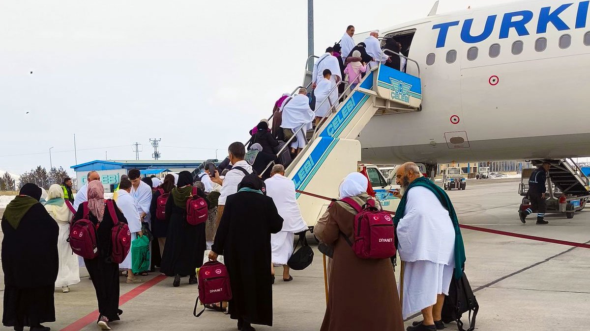 Doğubayazıt’ta duygu dolu uğurlama: Umre yolculuğu böyle başladı