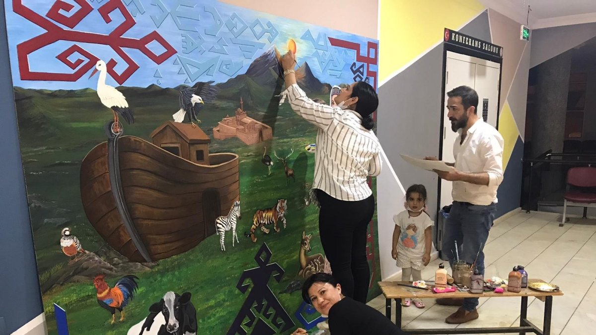 Doğubayazıt’ta gönüllü öğretmenler, okul koridorlarını ilçenin kültürel değerleriyle yeniden tasarladı