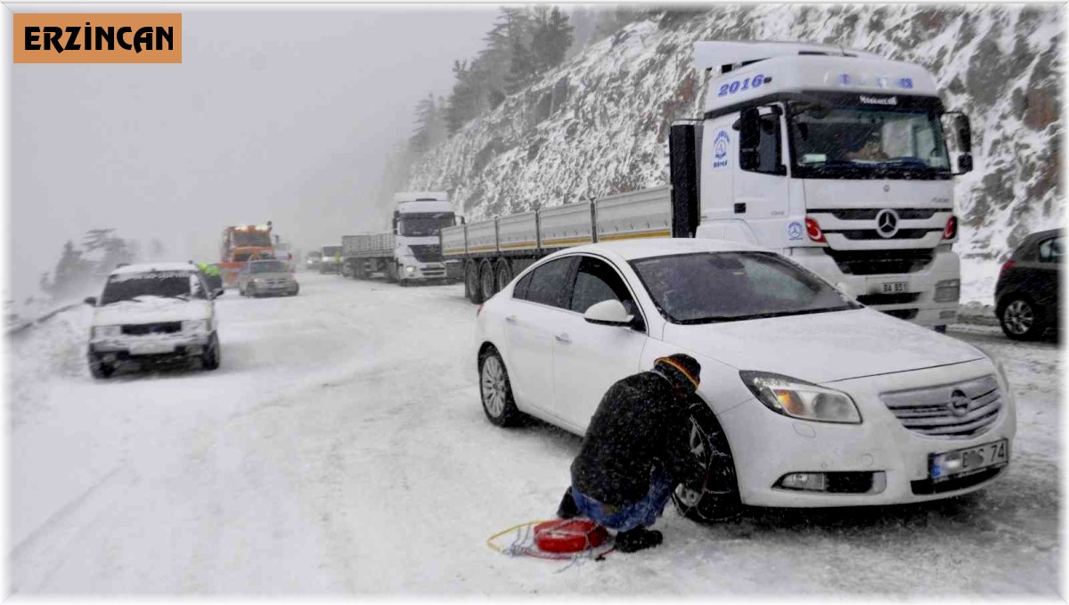Doğuda kar yolları kapadı