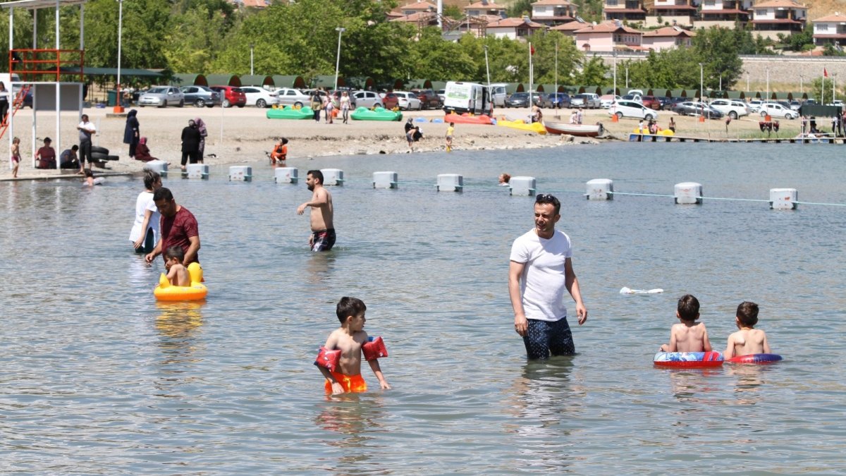 Doğunun gizli denizi Hazar Gölü, misafirlerini ağırlamaya başladı