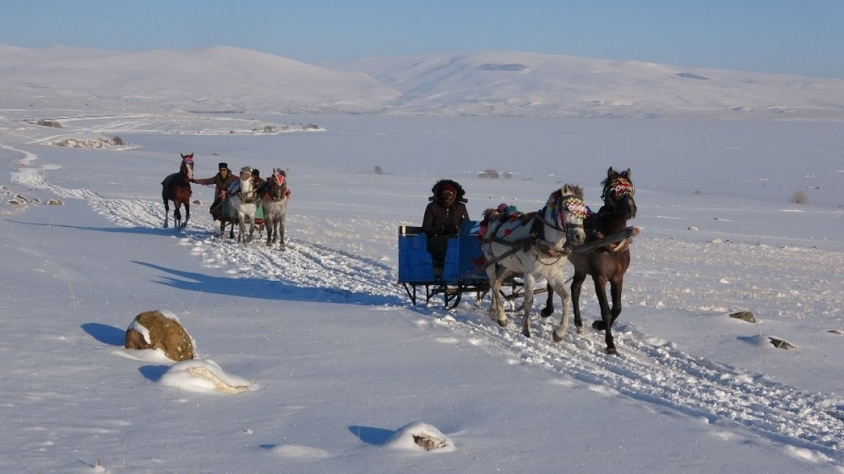 Doğunun incisi Çıldır Gölü'nde atlı kızakla türkü keyfi