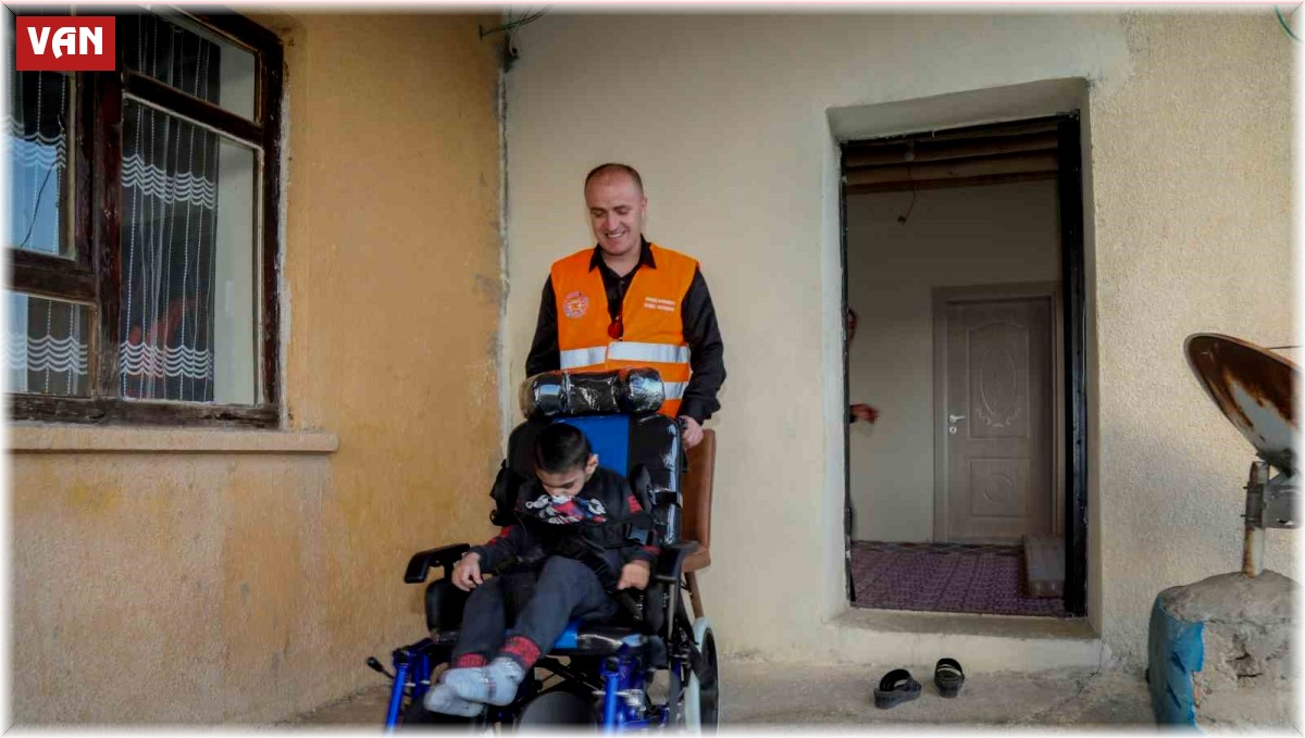 Doğuştan engelli minik Serdar tekerlekli sandalyesine kavuştu