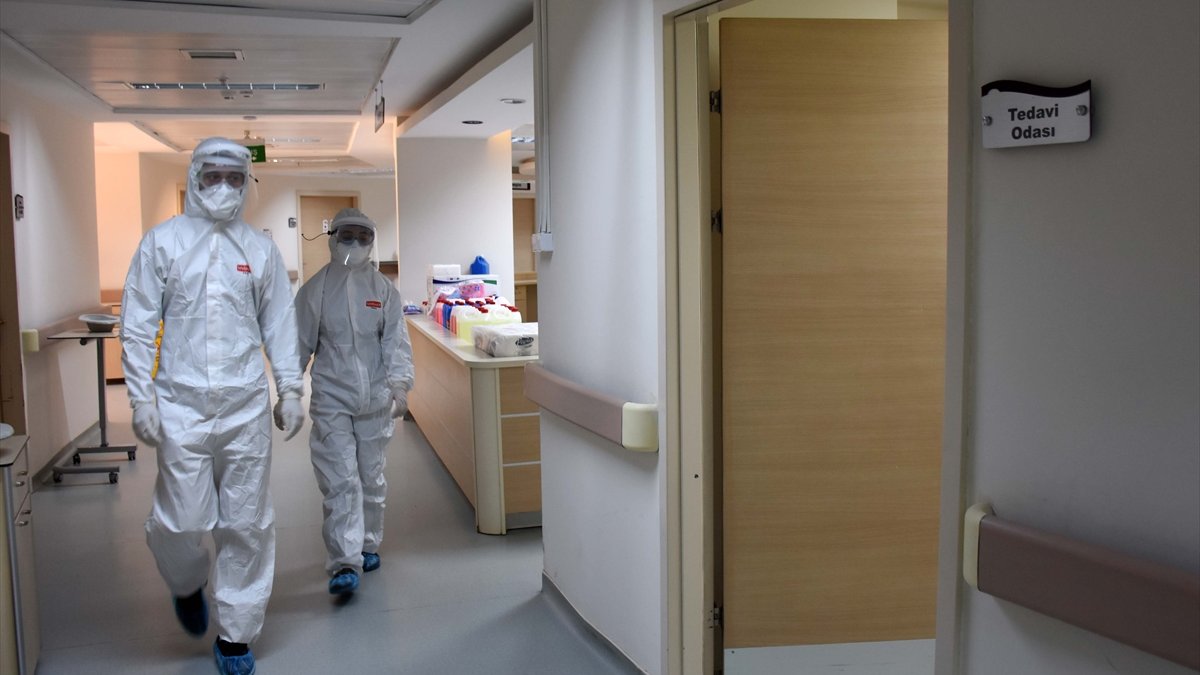 DOKTORLAR KOVİD-19'LA SAVAŞI ANLATIYOR - "Nefes darlığı olan hastalarımız 'Lütfen beni uyutun' diye yalvarıyor"