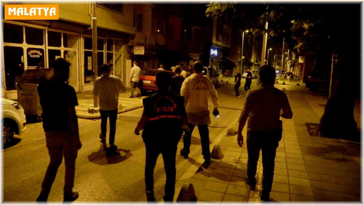 Dolaptan düşen silahın ateş aldı: 1 yaralı