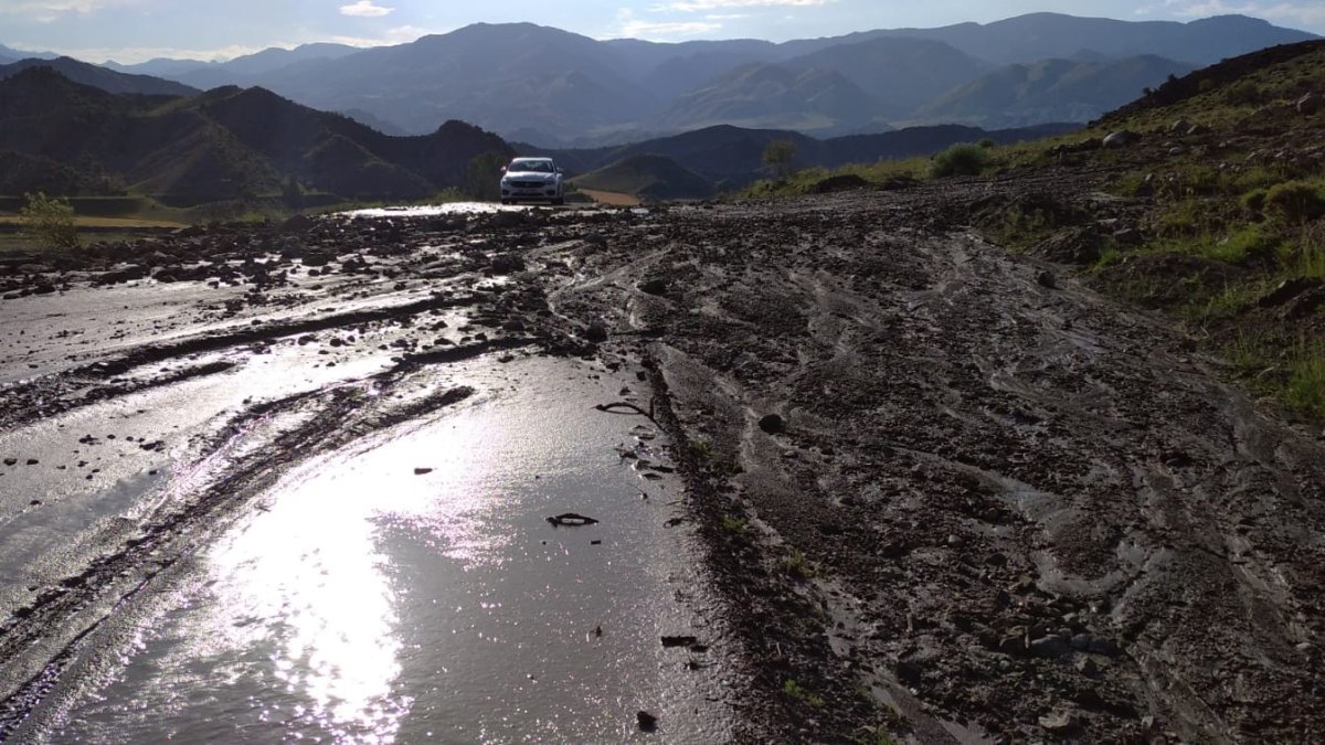 Dolu ve sağanak sele neden oldu