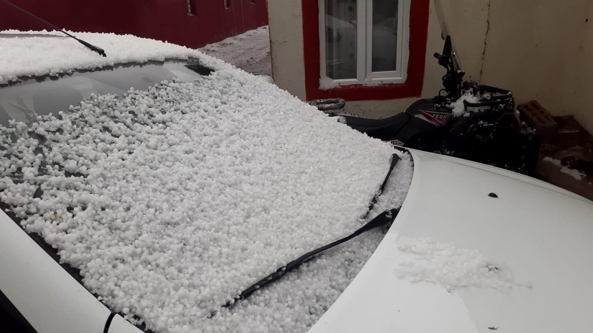 Dolu yağışı beyaza bürüdü. Şiddetli fırtına seralara zarar verdi, ağaçları devirdi