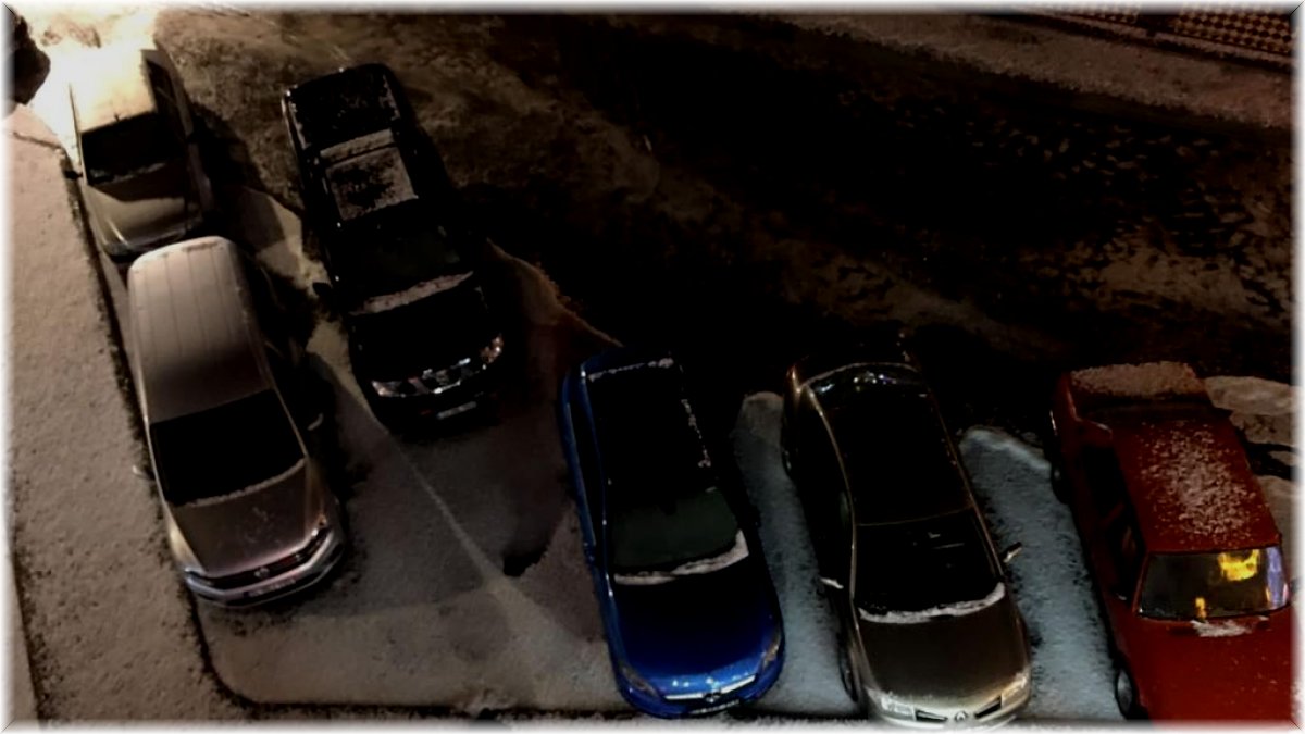 Dolu yağışı saniyeler içerisinde etrafı beyaza bürüdü