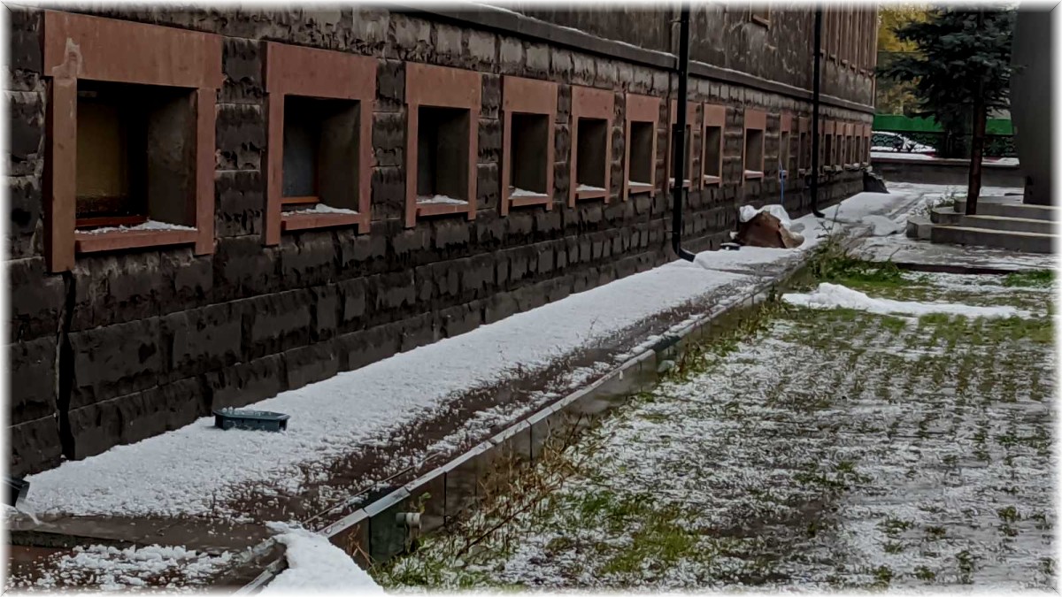 Dolu yağışı sonrası her yer beyaza büründü