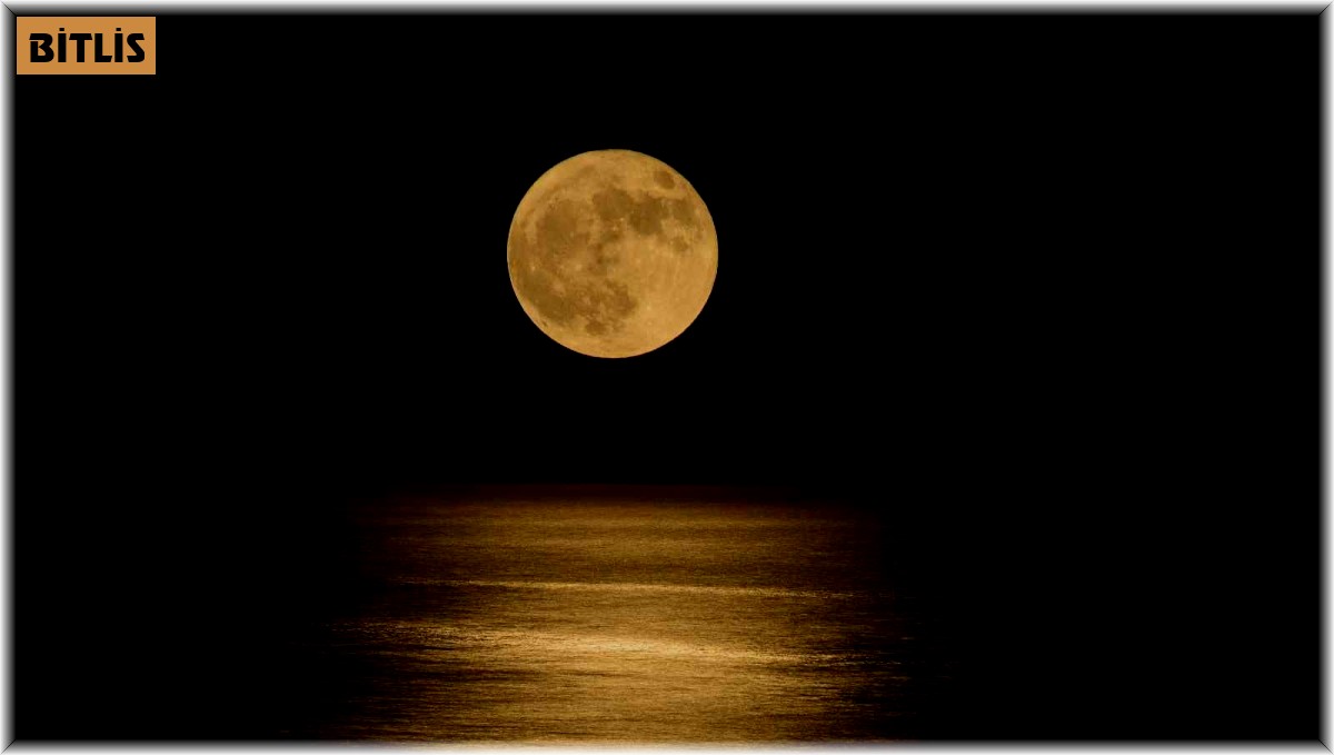 Dolunay'ın Van Gölü'nde oluşturduğu yakamoz mest etti