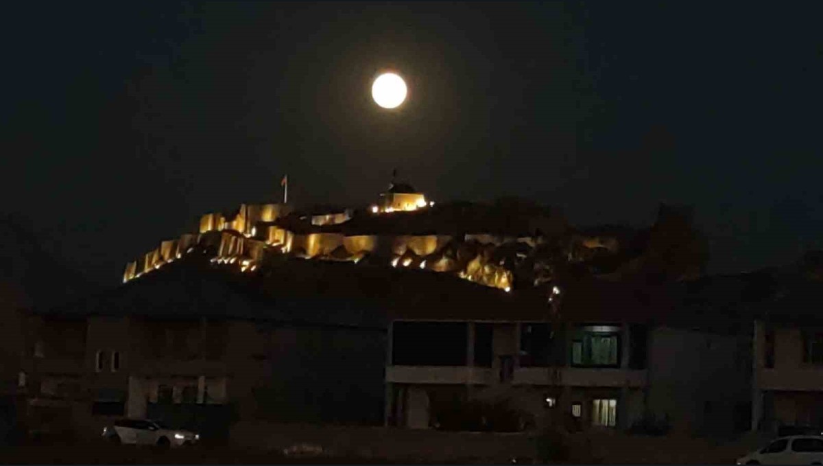 Dolunay, Van Kalesi'yle buluştu