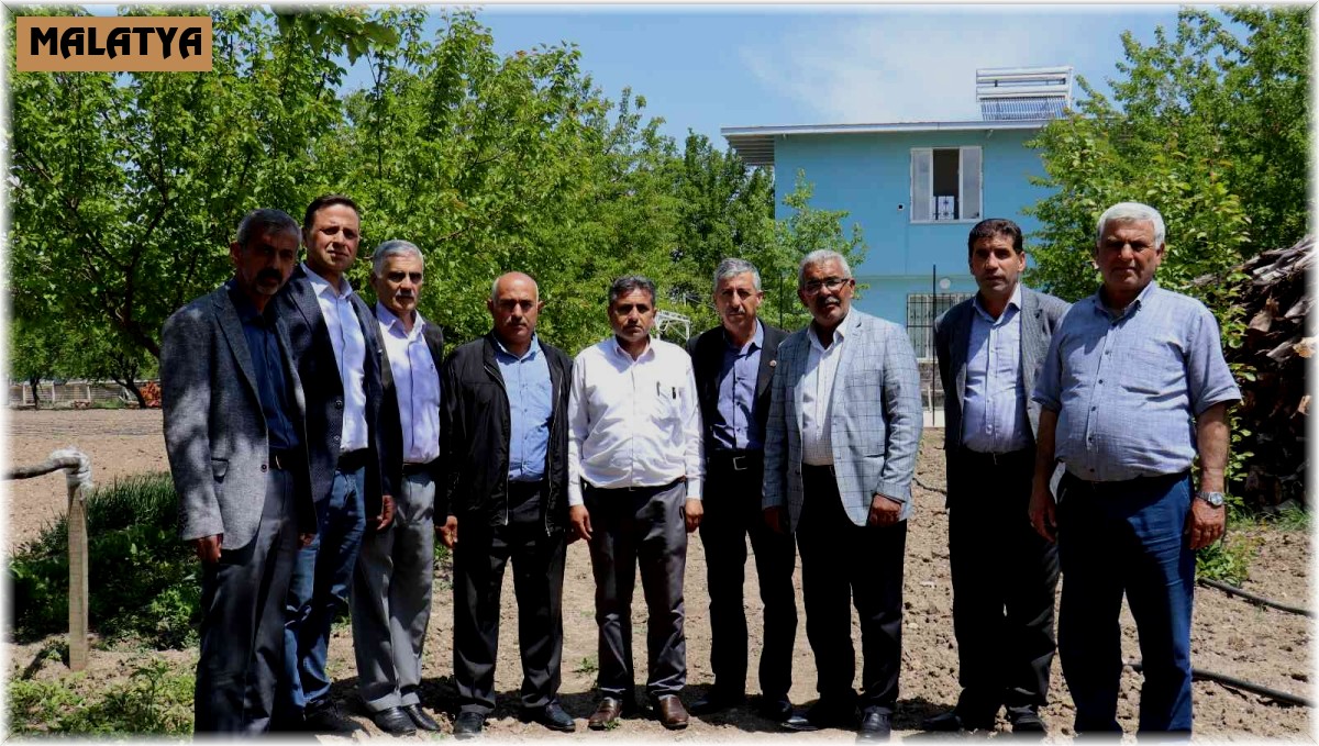 Don mağduru kayısı üreticilerine muhtarlardan destek