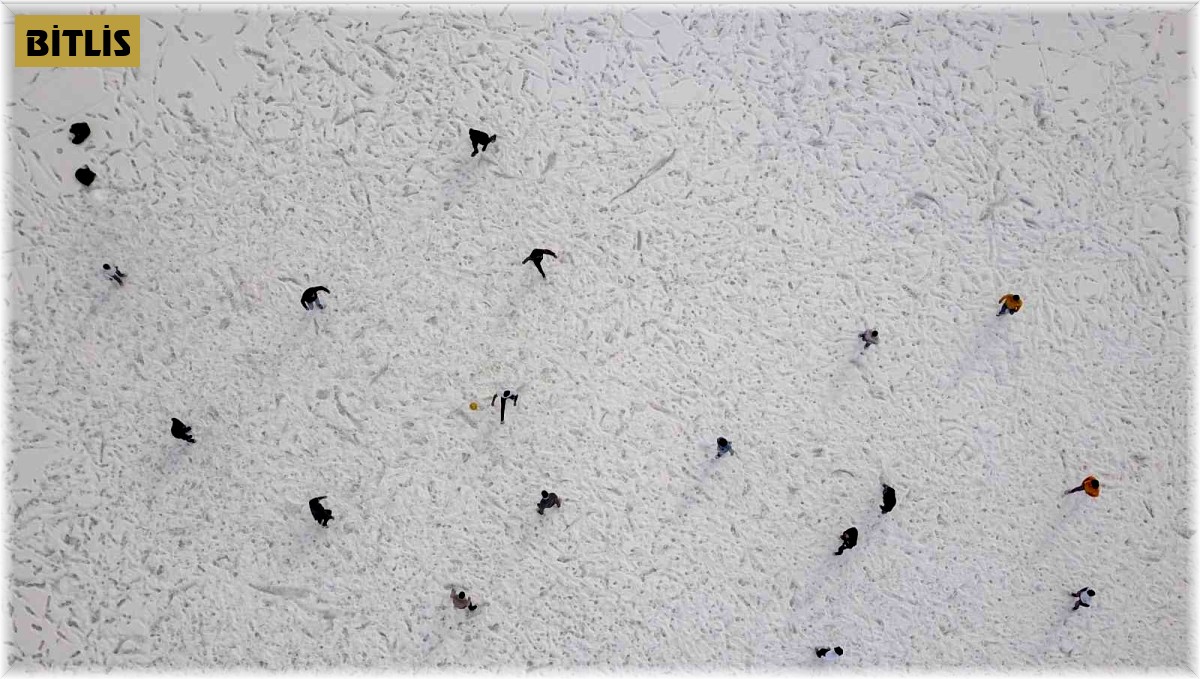 Donan Arin Gölü üzerinde futbol keyfi