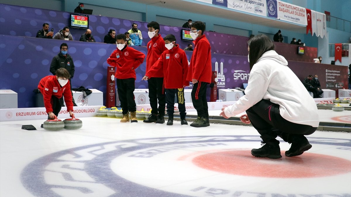 Donan çayda fırçayla curling oynayan çocuklar, hayallerini gerçek pistte gerçekleştirdi