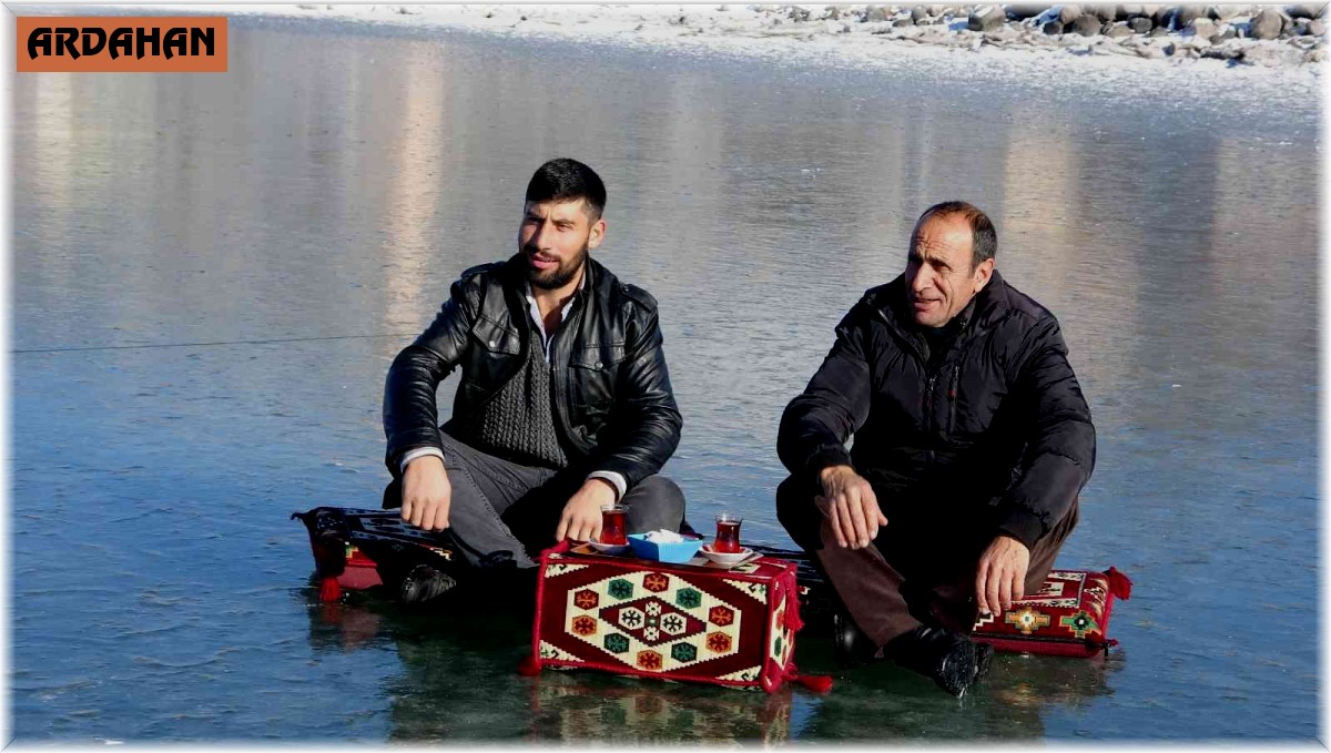 Donan Çıldır Gölü üzerinde çay keyfi