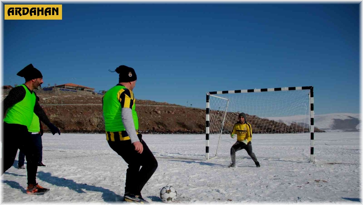 Donan göl üzerinde futbol maçı